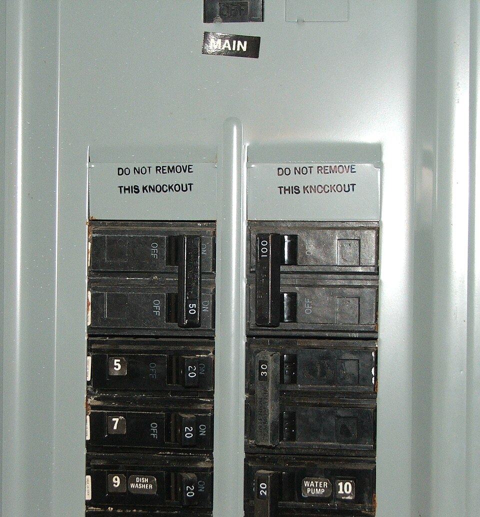 Circuit-breaker equipment with its front cover fitted